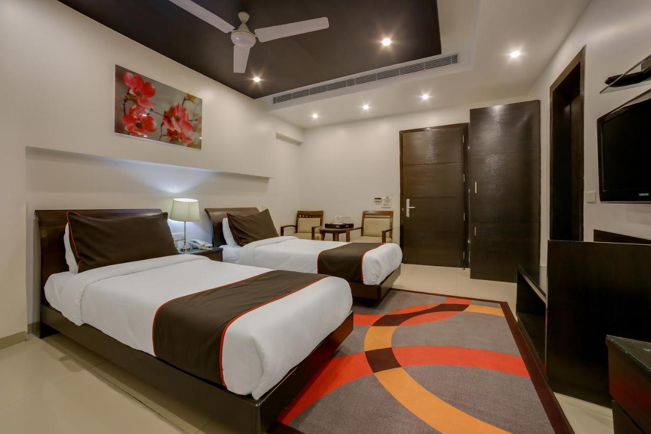 Townhouse Oak Safdarjung Hotel New Delhi Exterior photo